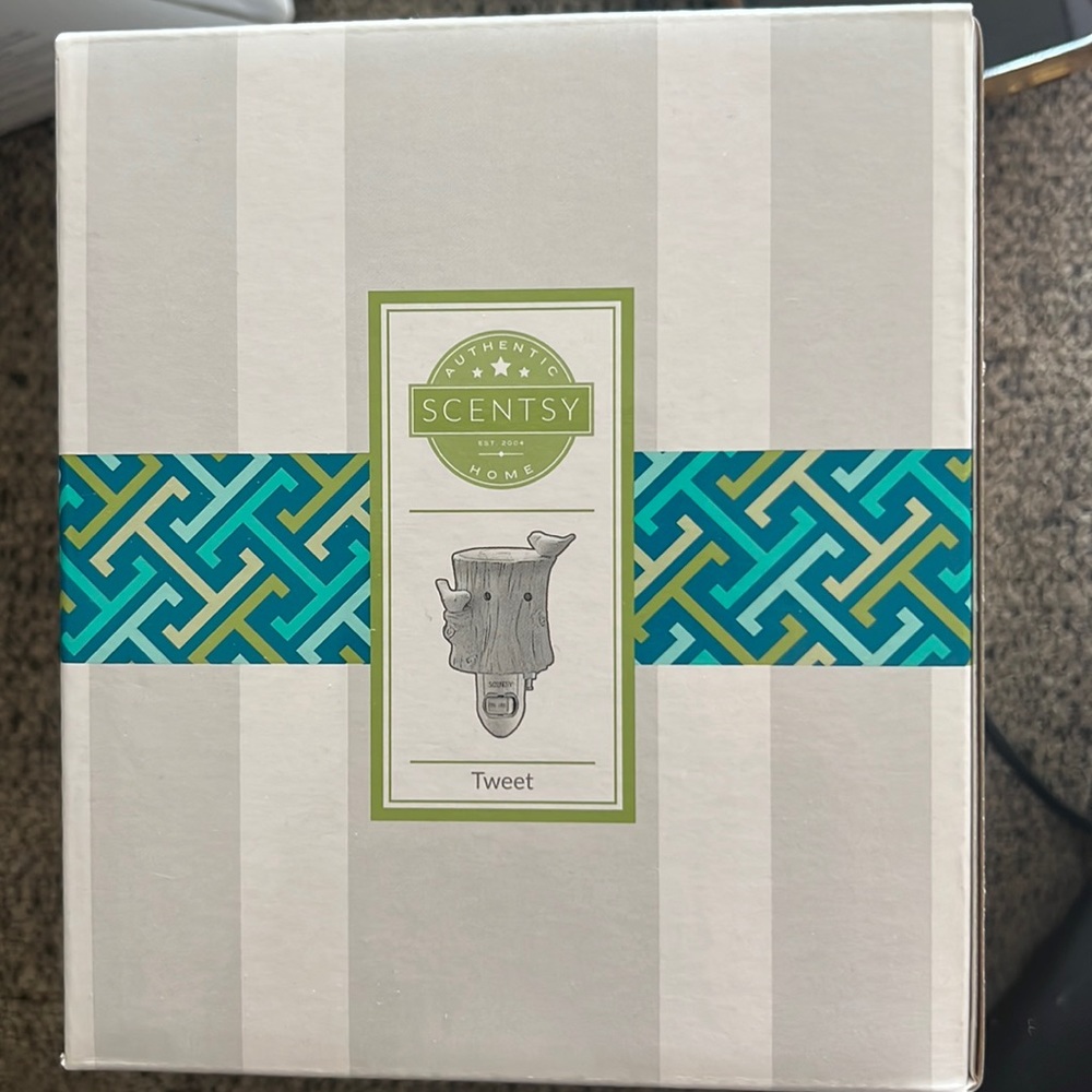Scentsy Tweet Plug in Warmer in box never used